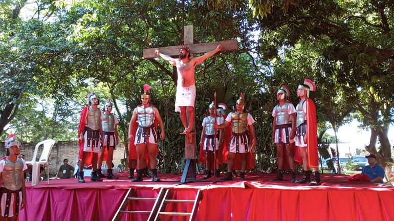 Jesús muere en la cruz por todos los pecados del mundo.