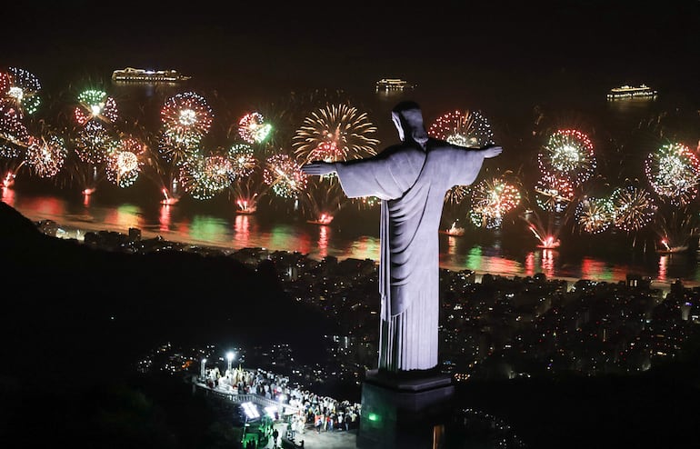 Año nuevo en la Playa de Copacabana, Río de Janeiro, uno de los destinos predilectos para las vacaciones. Conocé más sobre los sistemas de pagos que funcionan en ese país y cómo favorece a los paraguayos.