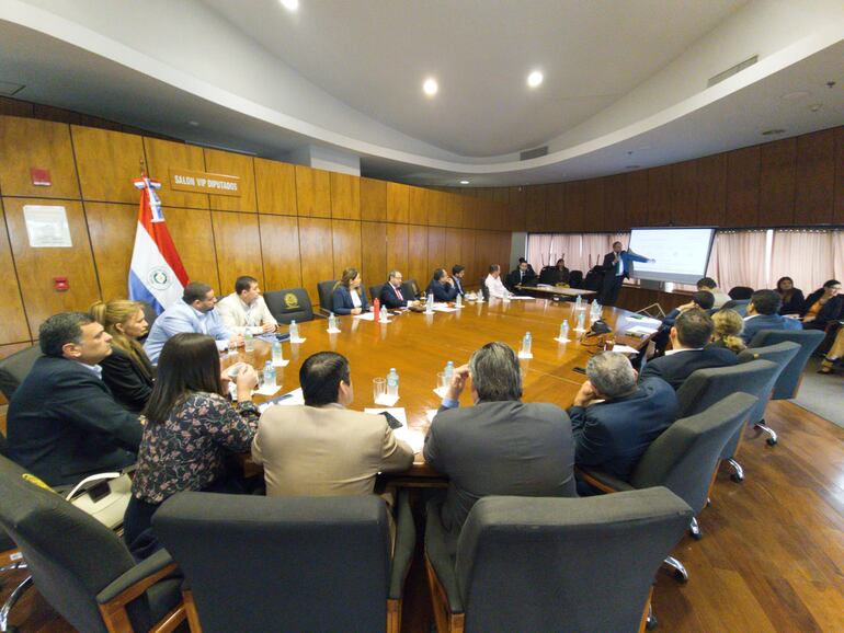 El ministro Carlos Fernández Valdovinos (de pie) expuso los números actuales y las proyecciones sobre la Caja Fiscal.