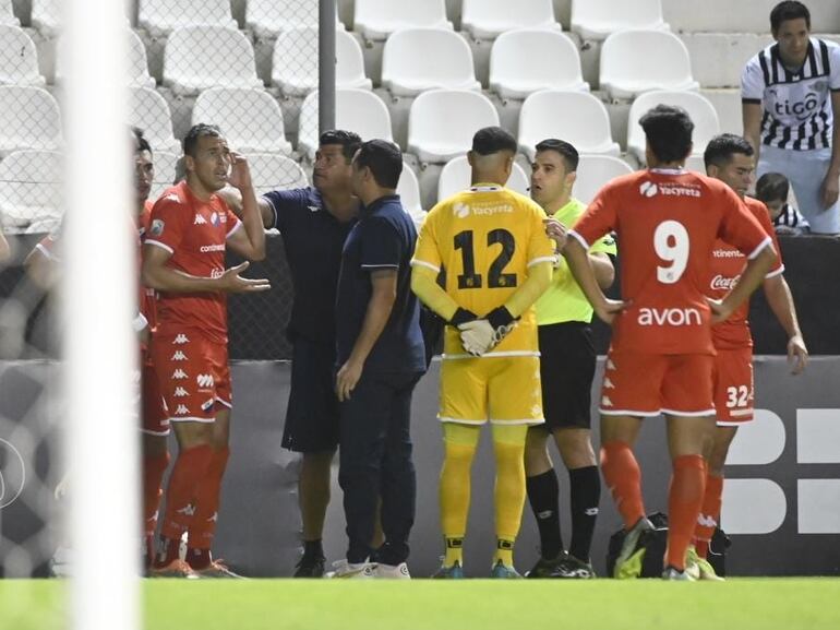 Francisco Báez (i), futbolista de Nacional, reclama al árbitro la expulsión después del cabezazo a Iván Piris, el defensor de libertad, por la primera fecha del torneo Clausura 2023 del fútbol paraguayo en el estadio La Huerta, en Asunción.