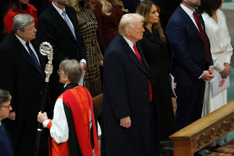 La Reverenda Mariann Edgar Budde (frente) pasa por el presidente estadounidense Donald Trump (C) durante el Servicio Nacional de Oración en la Catedral Nacional de Washington, DC, EE.UU., 21 de enero de 2025. Presidente Trump tomó posesión el 20 de enero en una ceremonia en el Capitolio de Estados Unidos. 