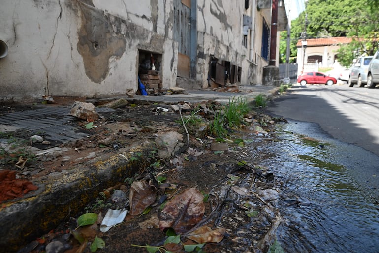 En callejón Yegros y Manduvira, el agua se derrama destrozando el asfalto que fue hecho hace poco tiempo. 