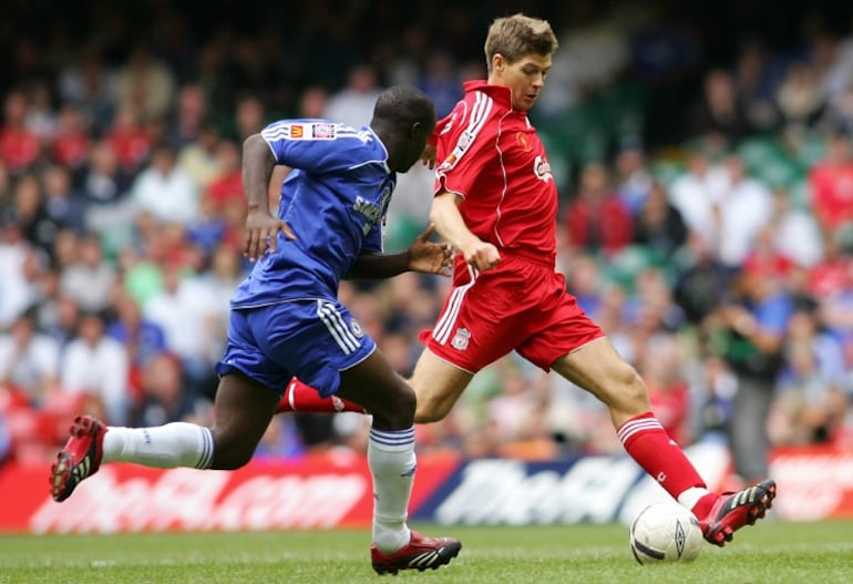 El futbolista francés Lassana Diarra (i), en el 2006 cuando era jugador del Chelsea del fútbol inglés.