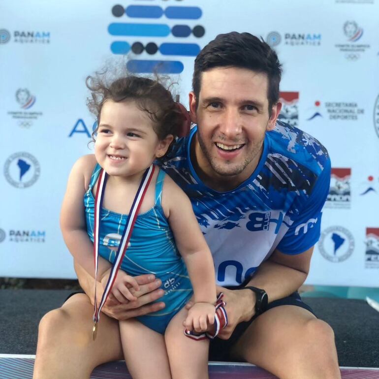 ¡Papá orgulloso! Benjamín Hockin y su campeona Sienna Vittoria.