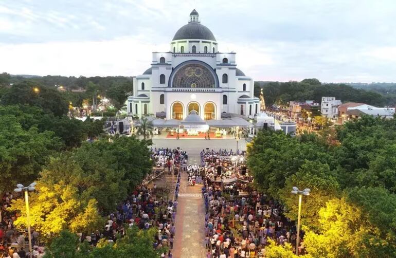 El entorno de lo que comenzó como un oratorio para la devoción de la Virgen de Caacupé se transformó en una gran ciudad que actualmente es reconocida como la "Capital espiritual de la República".