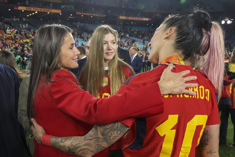 La reina Letizia y la infanta Sofía felicitan a una jugadora de la selección española femenina de fútbol en el campo de juego del Accor Stadium. (EFE/José Jiménez)
