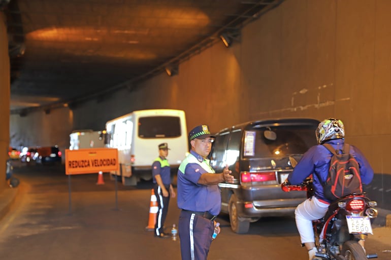 La PMT se encarga de señalizar adecuadamente la zona de obras desde unos 500 metros antes del punto de intervención y dirigir el tránsito para evitar congestiones mayores.