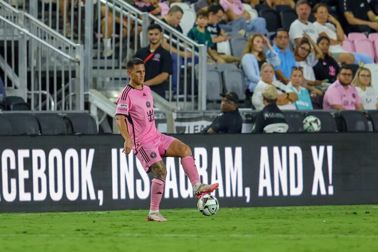 FORT LAUDERDALE, FLORIDA - AUGUST 8: Midfielder Matias Rojas #7 of Inter Miami controls the ball at the Inter Miami CF v Toronto FC: Round of 32 - Leagues Cup 2024 game at Chase Stadium on August 8, 2024 in Fort Lauderdale, Florida.   Chris Arjoon/Getty Images/AFP (Photo by Chris Arjoon / GETTY IMAGES NORTH AMERICA / Getty Images via AFP)