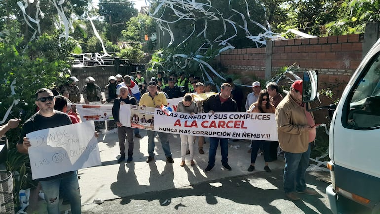 El grupo de ciudadanos apostado en la vía de acceso a la casa del intendente, Tomás Olmedo, y que aseguran se trata de una calle pública.