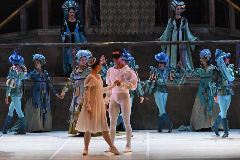 Gianinna Fernández y Juan José Núñez interpretando los roles principales en "Romeo y Julieta", la puesta del Ballet Clásico y Moderno Municipal (BCMM).