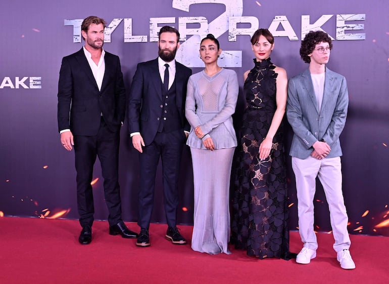 El actor Chris Hemsworth, el director Sam Hargrave y las actrices Golshifteh Farahani y Olga Kurylenko durante la presentación del filme en Madrid.