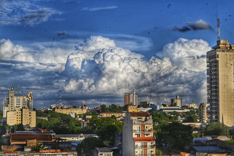 Cielo parcialmente nublado. (imagen referencial).