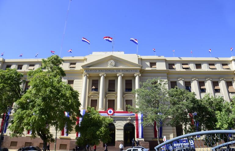 La sede central del Banco Nacional de Fomento, en el casco histórico asunceno, ya está adornada con los colores patrios.