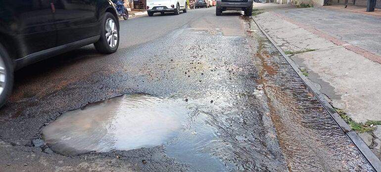 Mientras en otros puntos del país falta agua, en Lambaré, la Essap desperdicia el vital líquido: