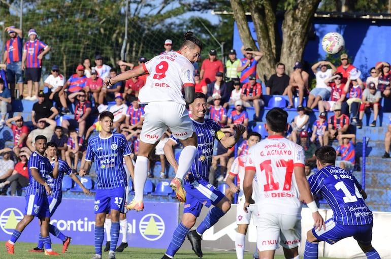 Francisco da Costa se eleva en medio de los defensores solenses y de cabeza marcó el único gol en el triunfo azulgrana en Villa Elisa (1-0).