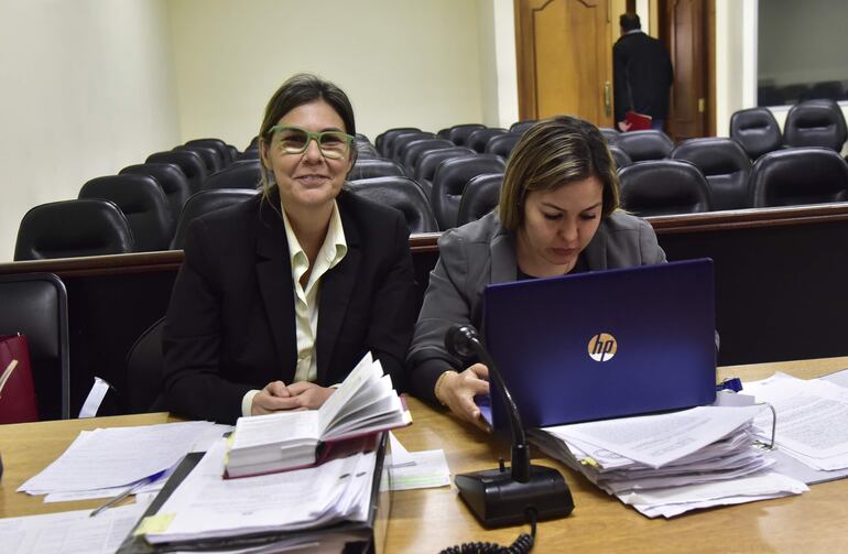 Fiscal Lorena Ledesma (izq.) y su asistente Katerin López, minutos antes de conocer la sentencia del tribunal.