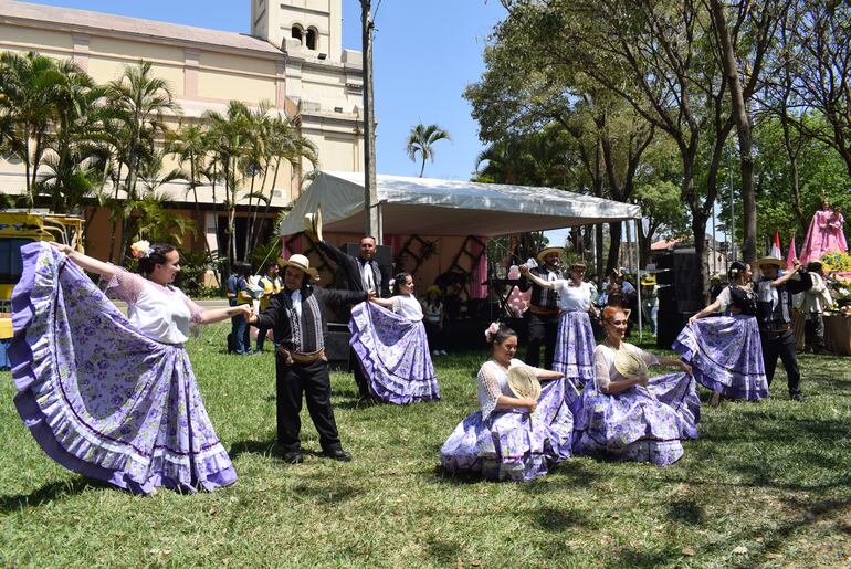 Grupo inclusivo de danza se robó la ovación del público en la galopa del santuario de Luque.