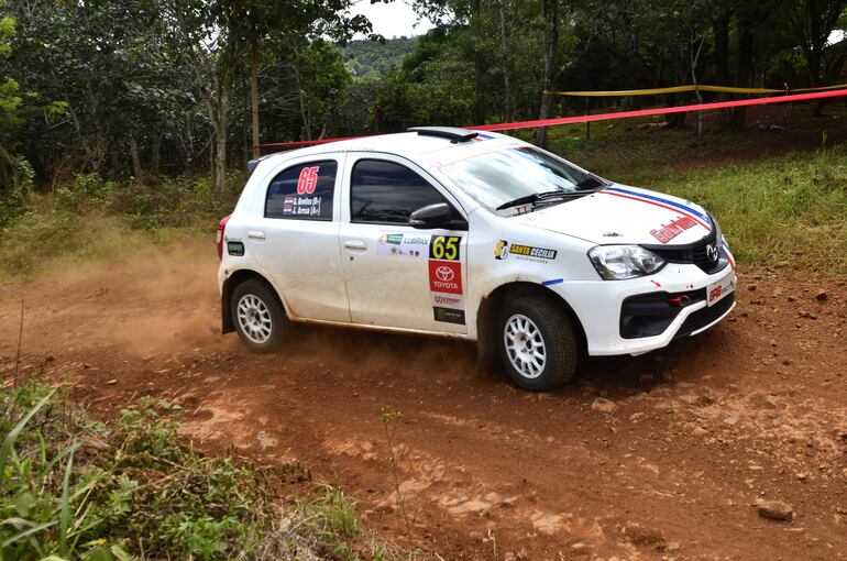 Gustavo Benítez y Jorge Arrúa, ganadores de la Clase RC4C, al mando de un Toyota Etios.