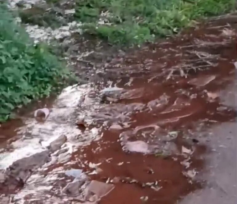 Miles de litros de agua se desperdician por día en la Junta de Saneamiento de la localidad de Ypané.