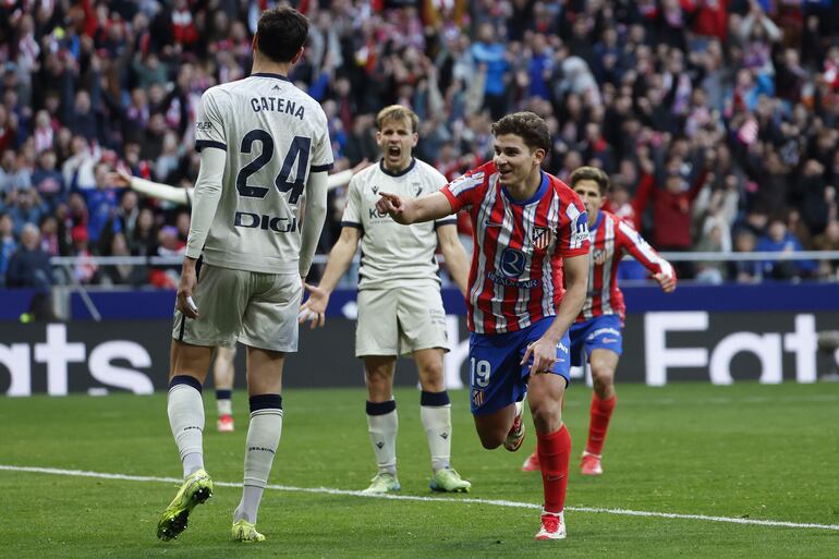 MADRID , 12/01/2025.- El delantero argentino del Atlético de Madrid Julián Álvarez (d) celebra el primer gol de su equipo durante el partido de LaLiga entre el Atlético de Madrid y el Osasuna, este domingo en el Riyadh Air Metropolitano de Madrid.EFE/ Juanjo Martín
