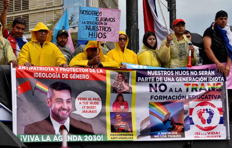 Carteles de sectores autodenominados Profamilia, durante la manifestación del pasado jueves.