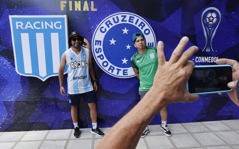 Los hinchas de Racing posan para una fotografía en la previa de la final de la Copa Sudamericana 2024 en Asunción.