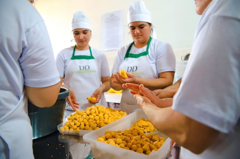 Las cocineras se adecuan a los lineamientos de las
Buenas Prácticas de Manufactura.