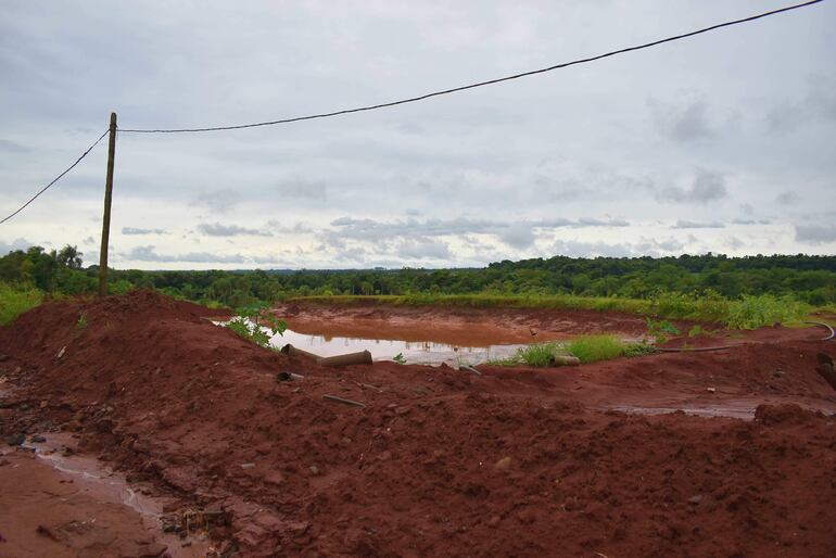 Una de las piletas de desechos de efluentes que contenía cianuro que se desmoronó y provocó la contaminación del arroyo Silva Kue.