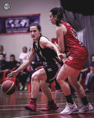 Carolina Caraves (i) de Olimpia Queens avanza ante la oposición de  Paloma Niz de Félix Pérez Cardozo. FPC ganó en tiempo extra.