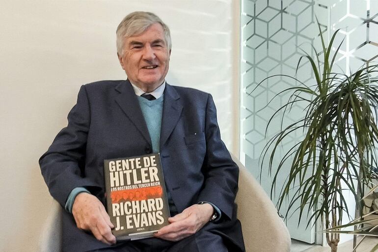 El retorno triunfal de Donald Trump a la política ha dado bríos al viejo debate entre la comunidad académica sobre si puede considerar "fascista" al presidente electo de Estados Unidos, una descripción a la que se resiste el historiador británico Richard J. Evans, quien sin embargo halla paralelismos con el dictador nazi Adolf Hitler. En una entrevista con EFE en Londres, el autor, uno de los mayores expertos mundiales en el Tercer Reich, apunta al narcisismo hiperbólico y al uso de la mentira como rasgos que acercan a Trump y Hitler.