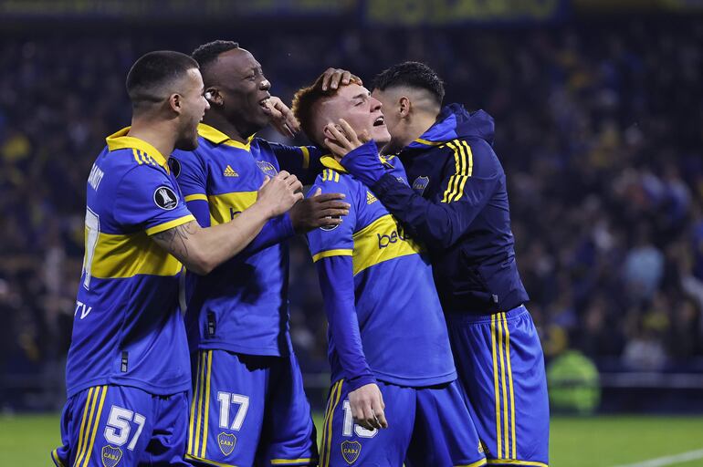 Jugadores de Boca celebran tras ganar la serie de penaltis hoy, en un partido de los octavos de final de la Copa Libertadores entre Boca Juniors y Club Nacional en el estadio La Bombonera en Buenos Aires (Argentina).