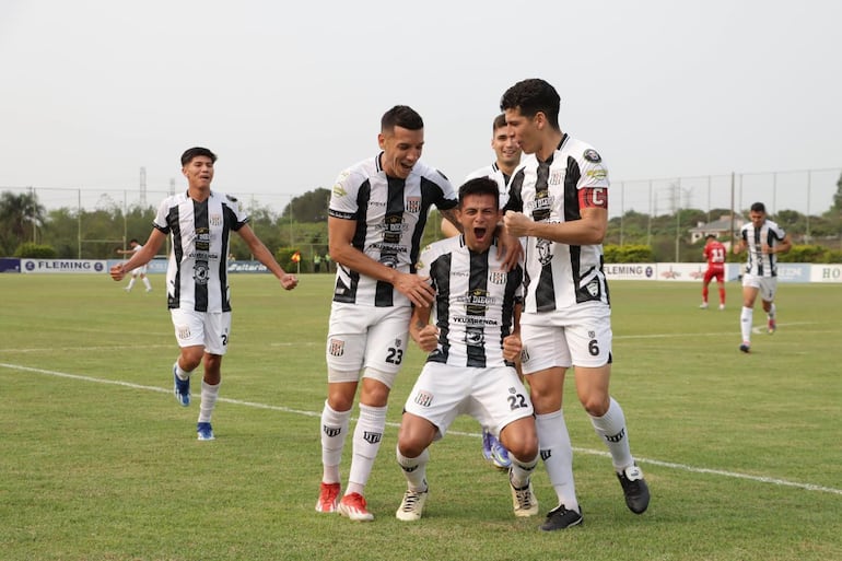 Grito de gol del zaguero Justo González, en el tanto de apertura en el marcador, lo acompañan Marcelo Montiel y Rommel Vera. (Foto: APF)