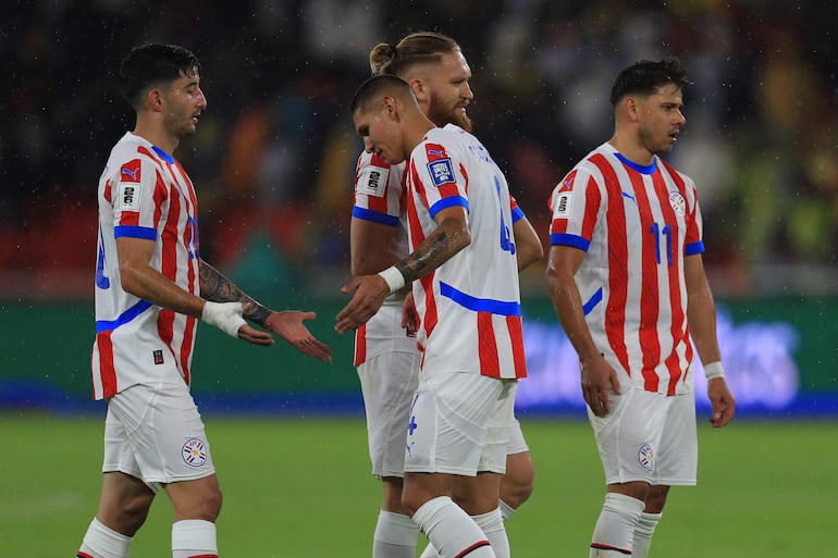 Los jugadores de Paraguay se saludan al final del partido frente a Ecuador por las Eliminatorias Sudamericanas 2026 en el estadio Rodrigo Paz Delgado, en Quito, Ecuador.