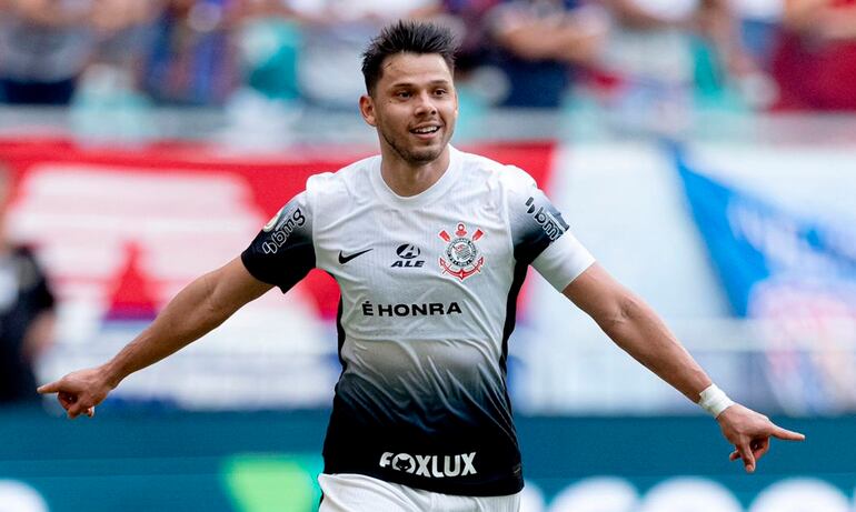 Ángel Romero marcó ayer en la tanda de penales y se clasificó con el Corinthians.