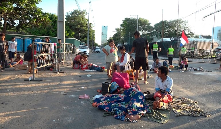 Indígenas de Caaguazú bloquearon ayer la avenida Artigas, en reclamo de alimentos.