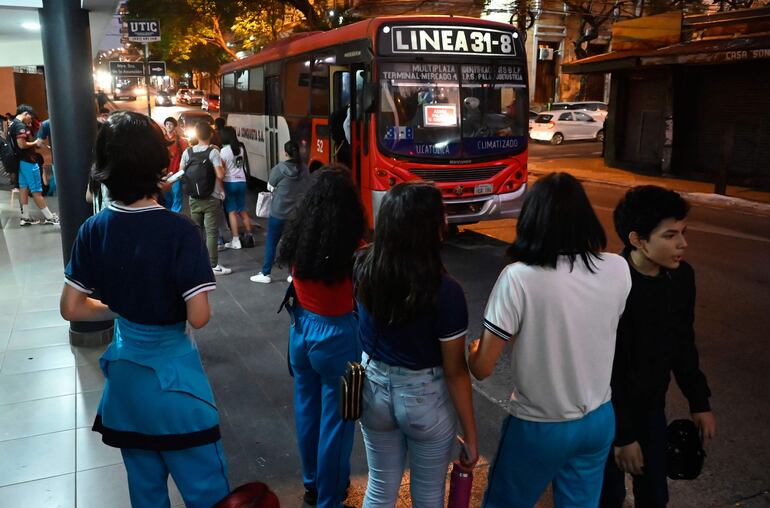 Alumnos esperando el transporte publico