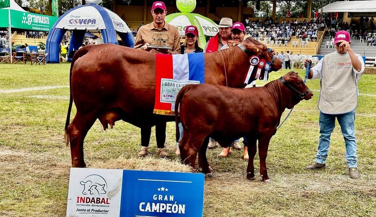 Óscar "Tacuara" Cardozo y su esposa Laura posan felices junto a la Gran Campeona.