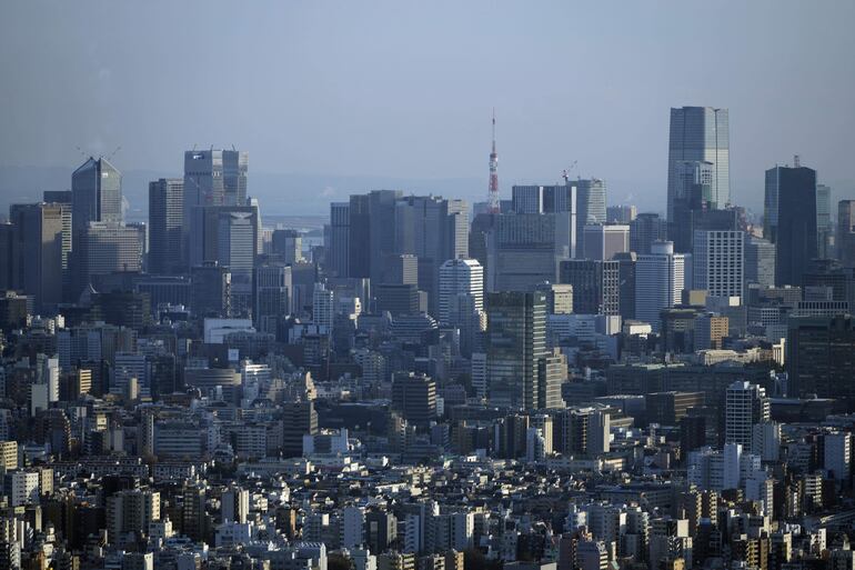 Edificios de oficinas son vistos desde una plataforma de observación en Tokio, Japón.