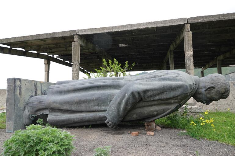 A día de hoy, no está claro qué se va a hacer con la estatua de Stalin, desechada en 2010.