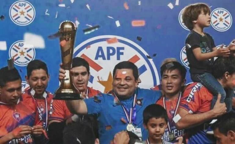 Blas Ojeda (c) con la copa de campeón de la Liga Premium de Futsal FIFA acompañado por Lin Yu Wei (d).