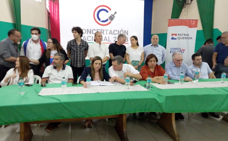 Autoridades y candidatos de la Concertación Nacional 2023 ayer reunidos en la sede del Partido Febrerista.