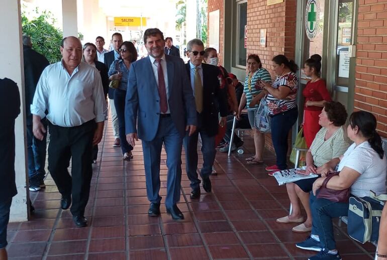 El Dr. Raúl Doria, recorre el hospital oncológico de Areguá. 