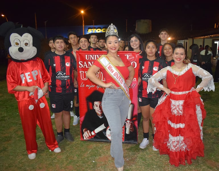 La reina de la Unisal Ingrid Méndez, posó junto a su equipo de futsal que ganó 5-2 a Nihon Gakko.