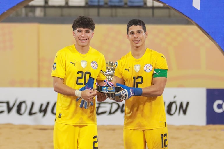 Los arqueros referentes de la selección paraguaya de fútbol playa Alan Rodas (izq.) y Joao Rolón serán parte de los amistosos de la Albirroja desde hoy.