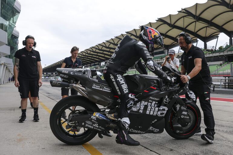 Jorge Martín es asistido por los integrantes del equipo Aprilia, antes de empezar las pruebas.