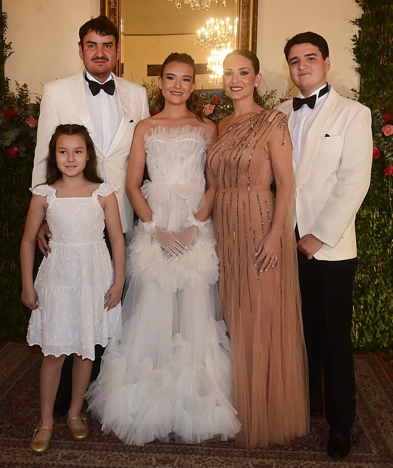 Luciana Gardel Auada con sus padres Carolina Auada, Alberto Gardel y sus hermanos Facundo y Sofía.