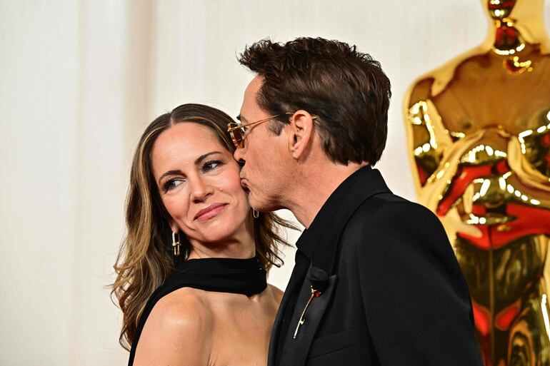 ¡Enamorados! Susan Downey y Robert Downey Jr. en la gala anuel númerol 96 de los Premios Óscar. (Frederic J. Brown / AFP)