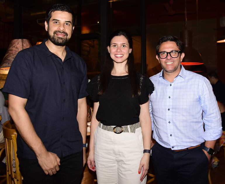 Javier Ortega, Giannina Cáceres y Paul Proaño.