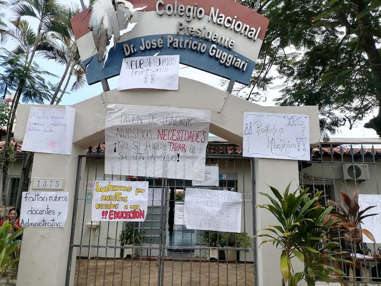 Pancartas de estudiantes en reclamo de docentes para cubrir 340 horas cátedra este año. Jóvenes pidieron respuestas al MEC con una sentata.