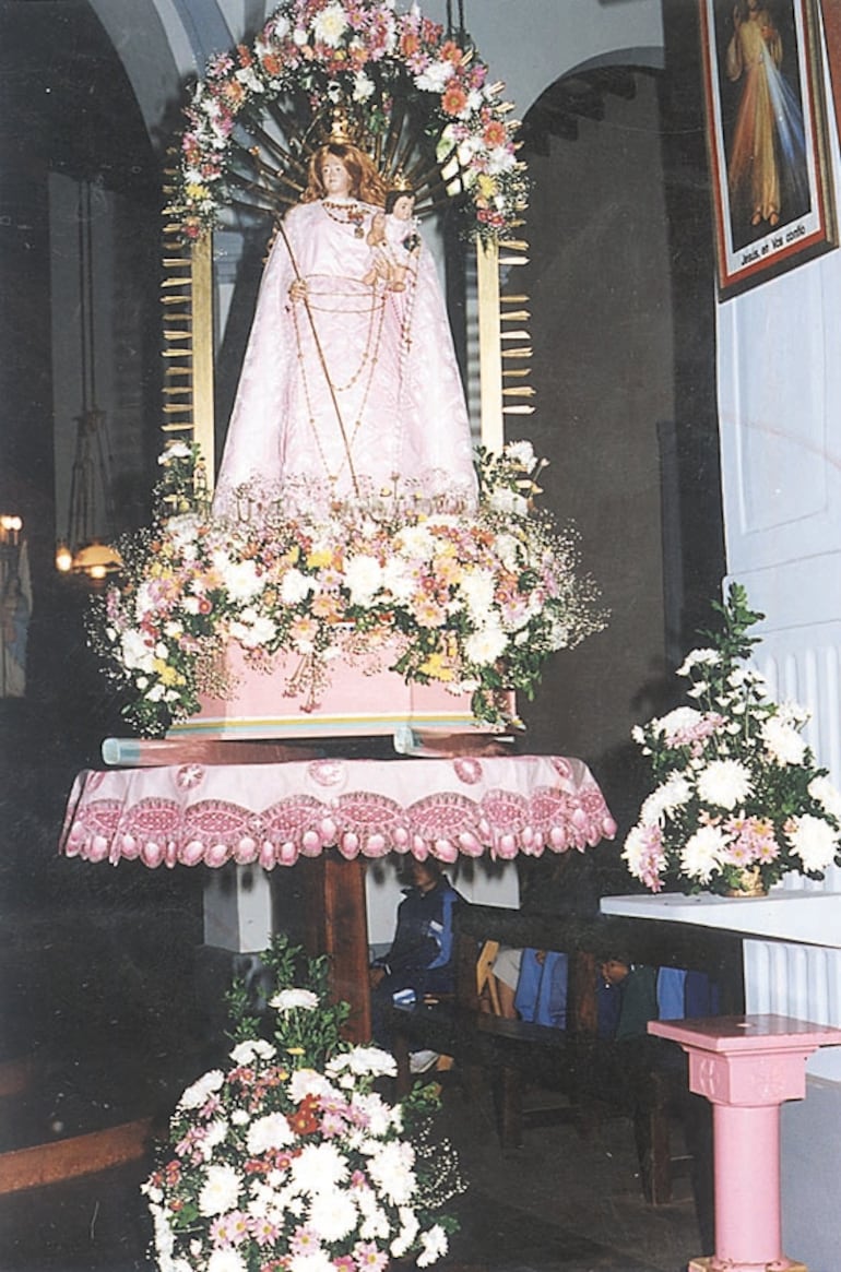 Fotografía de octubre del año 2000 en la que se pueden observar que la imagen de la Virgen del Rosario y el Niño Jesús que tiene en brazos todavía lucen las joyas de oro.